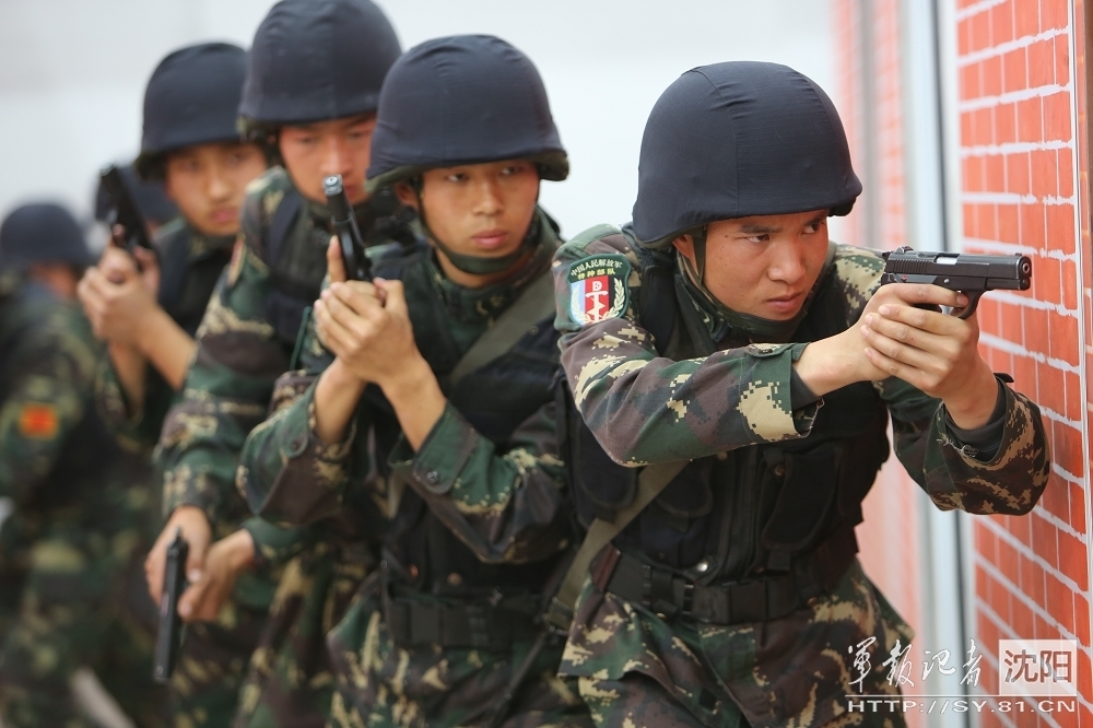 全家带着空间逃荒，拥有金手指空间厨房，逃荒路上有保障 